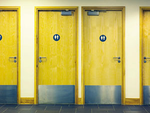 Empresa tem de indenizar empregada por controlar pausas para ir ao banheiro