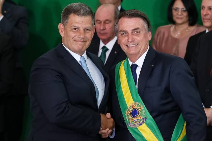 Com governo em crise, DEM se oferece para assumir articulação da base no Congresso
