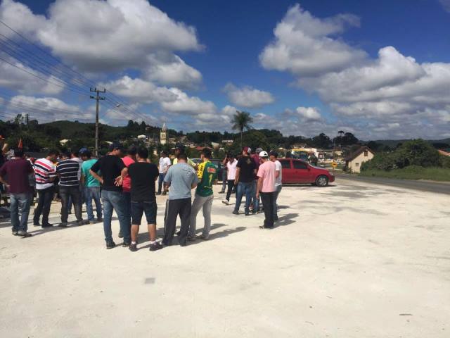 Trabalhadores da Brucal fecham rodovia dos Minérios em protesto contra falta de pagamento