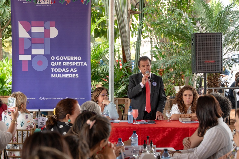 “Não existe nenhuma lógica as mulheres ganharem menos que os homens”, afirma Luiz Marinho