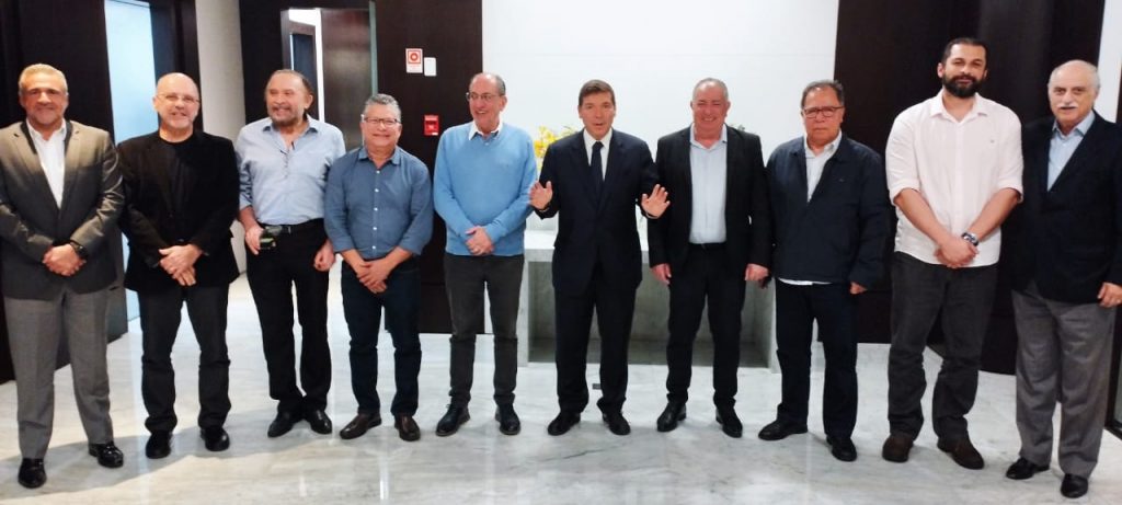 Centrais sindicais debatem fortalecimento da democracia com presidente da FIESP