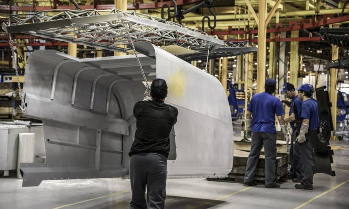 Produção industrial volta a crescer em agosto