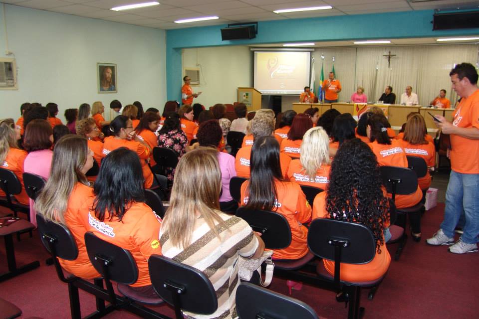 Durante audiência pública na Câmara Municipal, autoridades políticas de Colombo recebem projeto que reivindica instalação de mecanismos de proteção à mulher