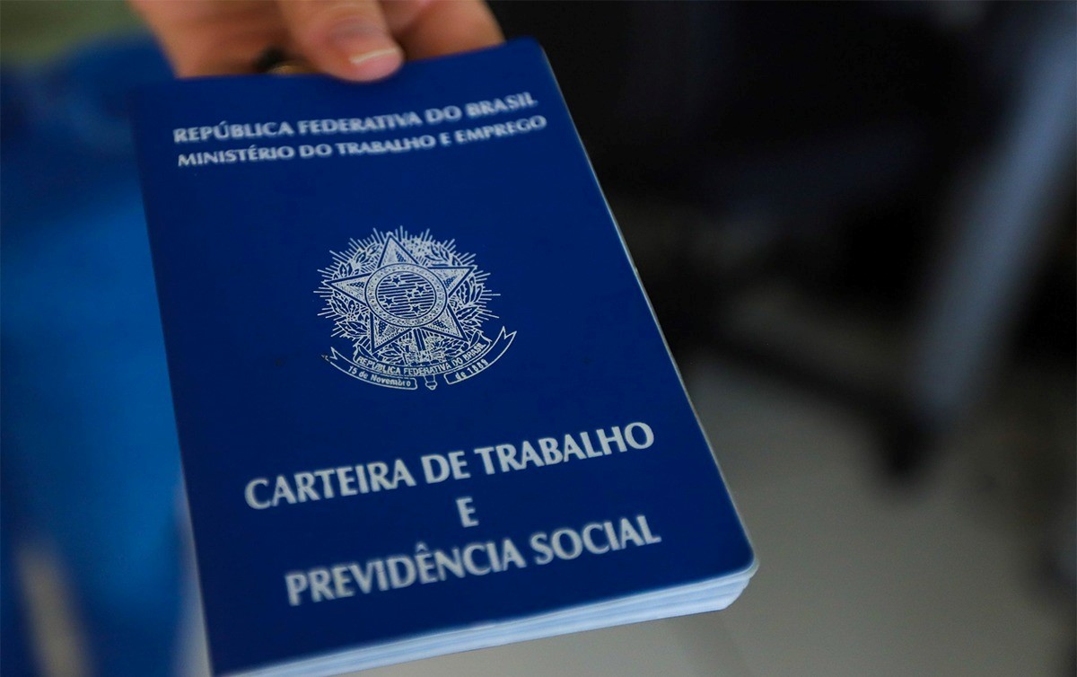 Trabalhador autônomo e sem carteira ganha espaço. Desemprego cai, mas renda despenca