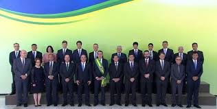 Muito ministro e pouco povo na nova pajelança de Bolsonaro no Planalto