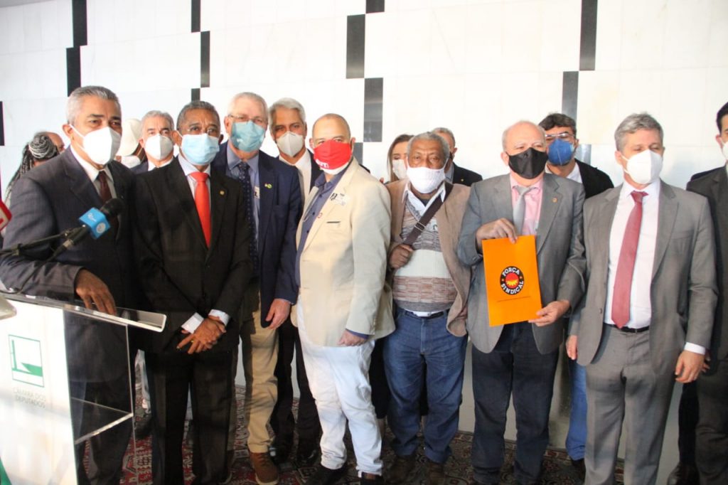 Superpedido de impeachment de Bolsonaro sai após ampla articulação