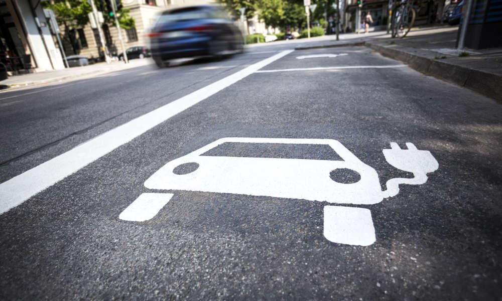 Carros elétricos terão impacto ínfimo na rede de energia brasileira, diz estudo