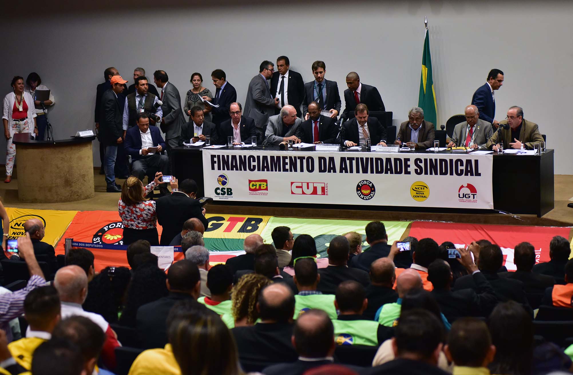 Maia chama centrais para conversa sobre MP do financiamento sindical