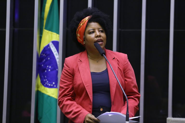 Câmara aprova projeto que prevê salários iguais para homens e mulheres 