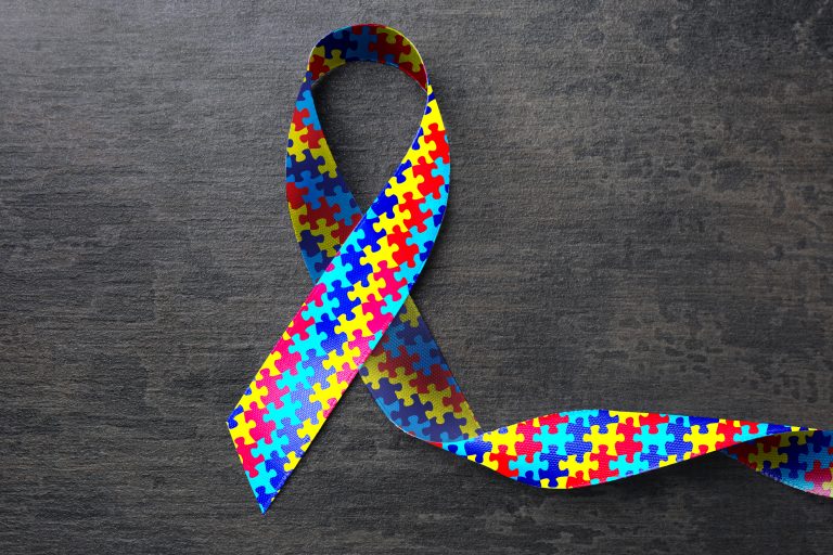 Deputados aprovaram regras para estimular a contratação de pessoas com autismo  