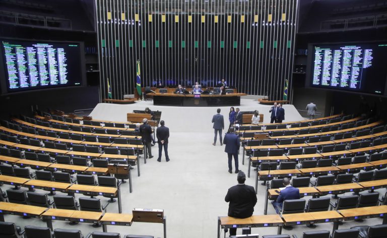 Câmara dos Deputados aprova 13 projetos para combater a violência contra a mulher  