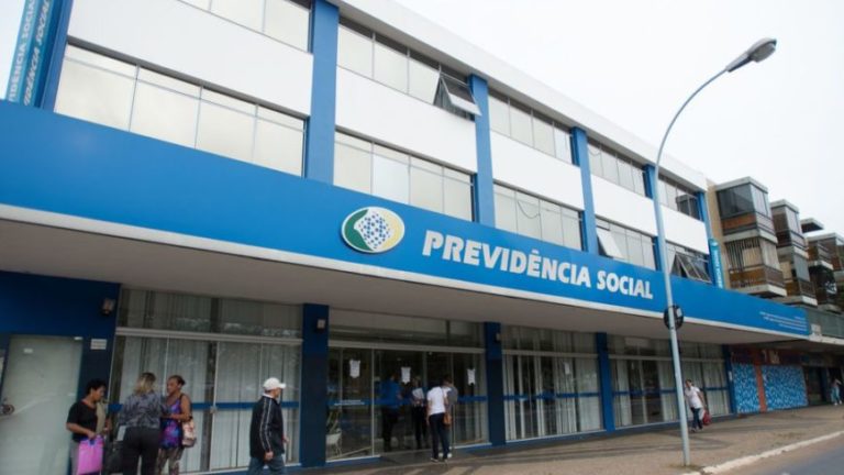 Às vésperas das eleições Bolsonaro edita MP com medidas para reduzir fila do INSS