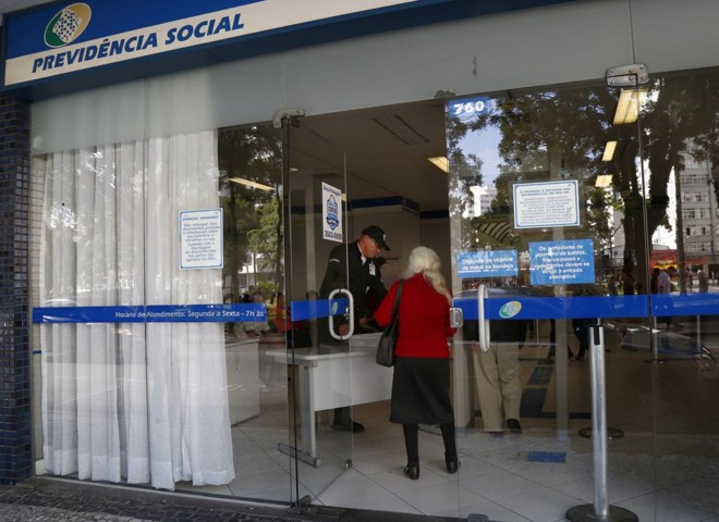 Bolsonaro assina MP para contratação de aposentados do INSS