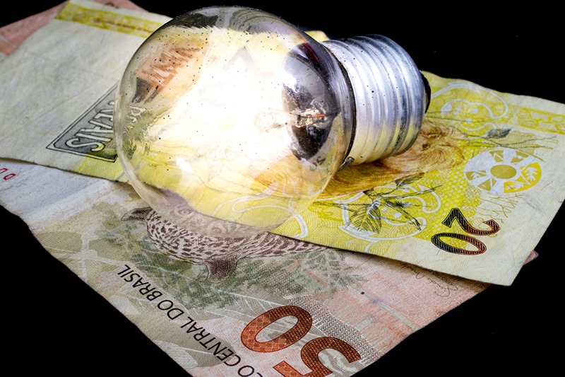 Governo planeja elevar pagamento a térmicas e repassar alta à conta de luz
