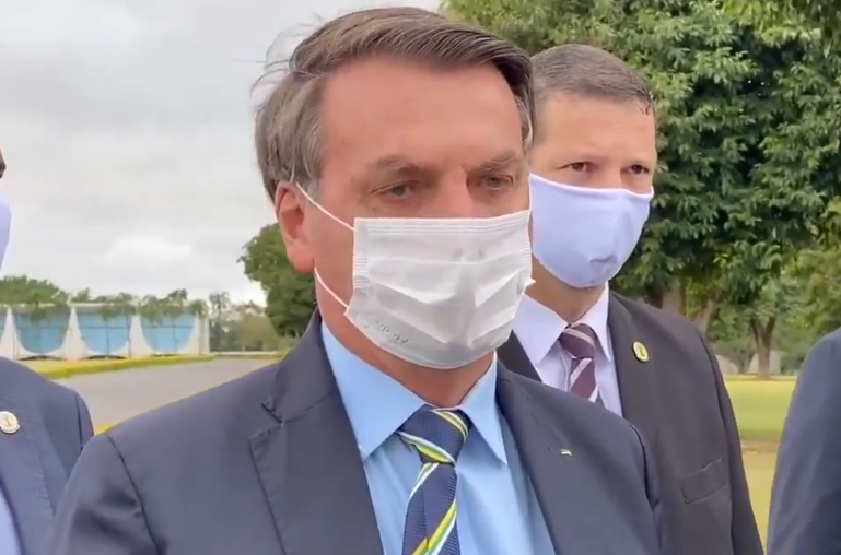 Gilmar Mendes alerta Bolsonaro sobre risco de julgamento no Tribunal de Haia por ações na pandemia