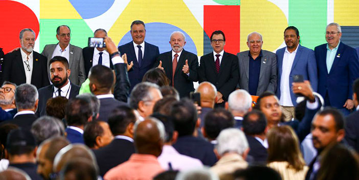 Mínimo tem que subir de acordo com o crescimento da economia, diz Lula