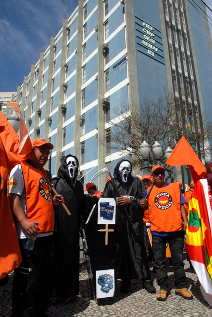 Manifestação em defesa da pauta trabalhista reúne mais de mil trabalhadores em Curitiba