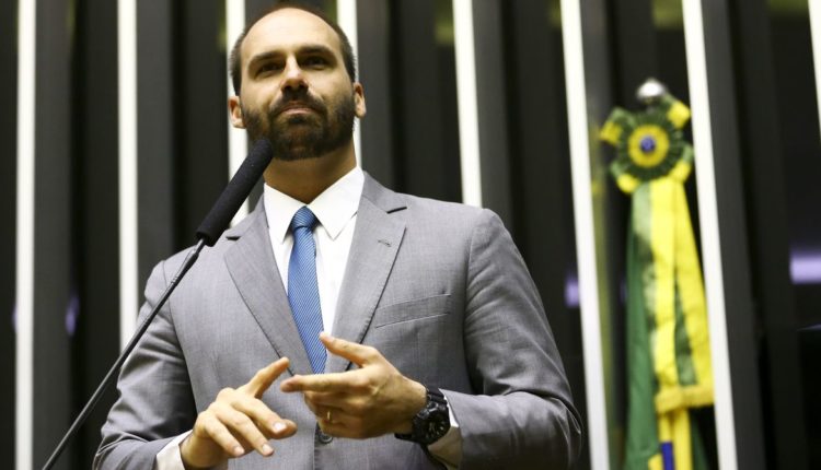Advogado vai ao STF contra Eduardo Bolsonaro por compra de imóveis em dinheiro vivo