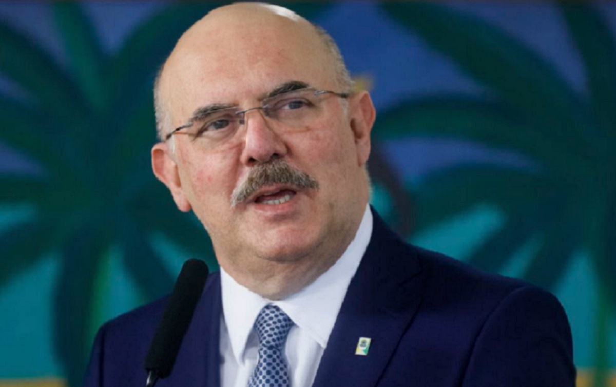 Suspeito de corrupção no MEC, ministro de Bolsonaro entrega cargo