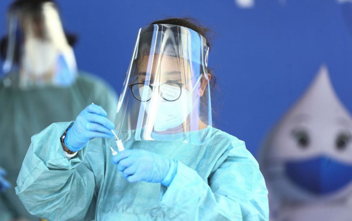 Brasil tem novo recorde da média móvel de casos de covid. Ômicron domina