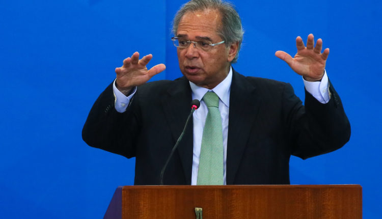 Congresso deve questionar Guedes sobre auxílio emergencial nesta terça