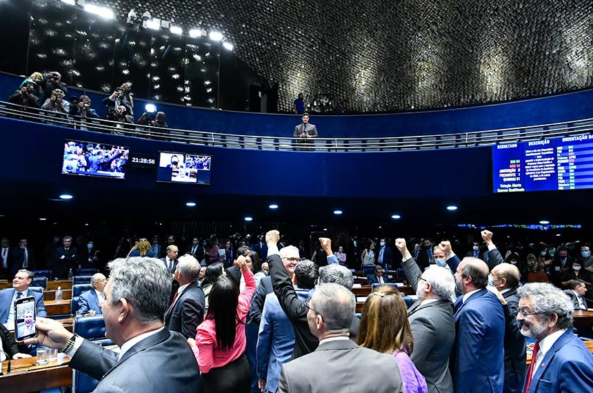 Senado aprova em 2 turnos PEC da Transição; vai à Câmara