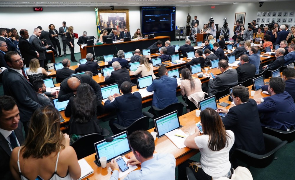 Governo é derrotado na CCJ e abre alerta para texto da Previdência