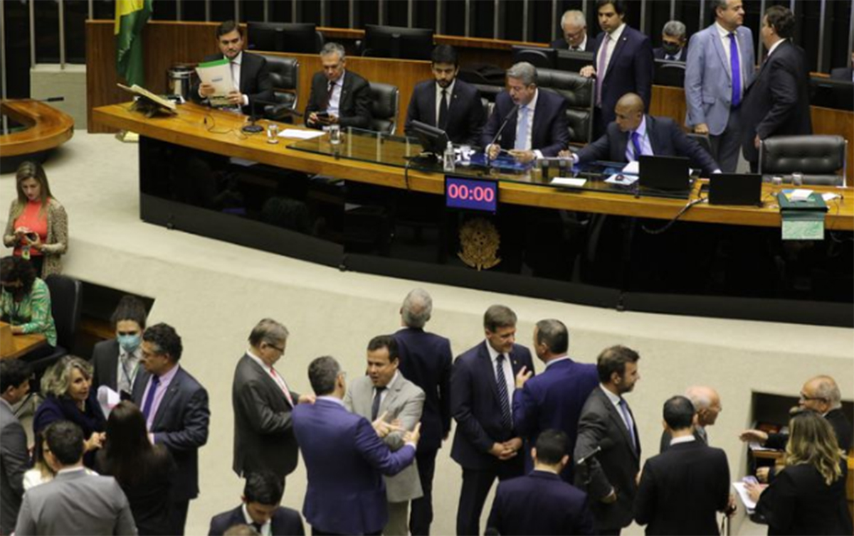 Sob risco de perder, Lira adia votação da PEC do Auxílio