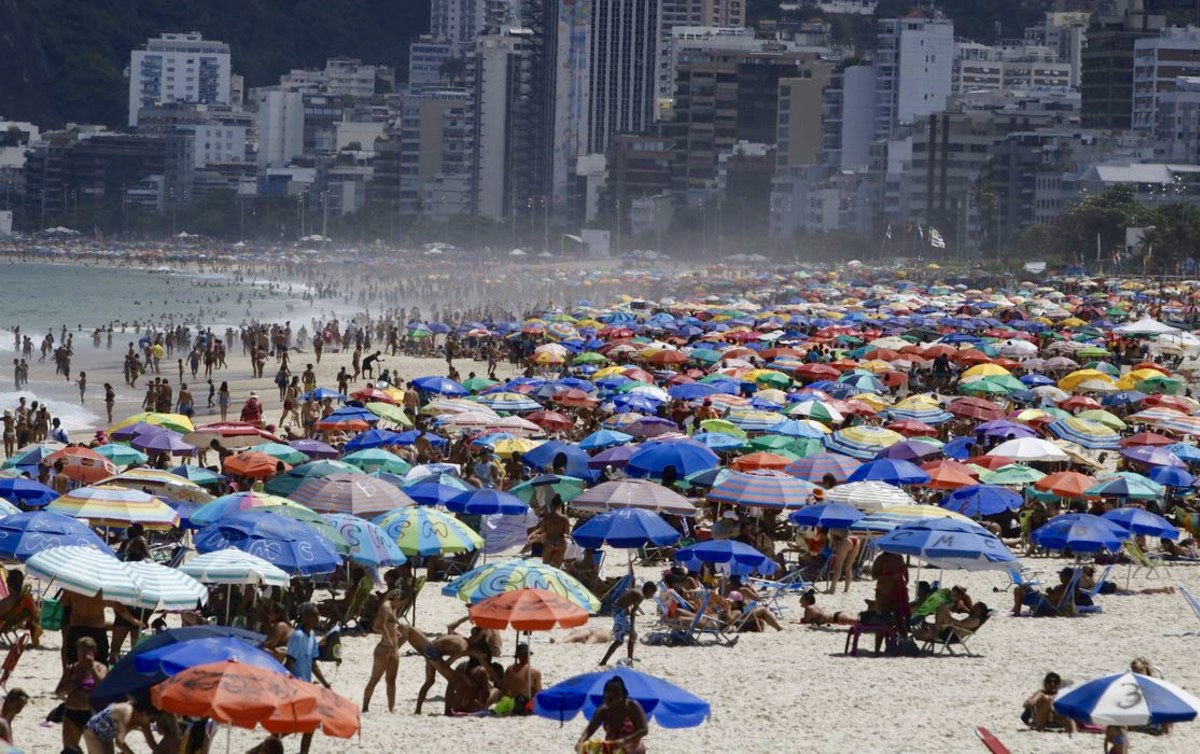 Praias lotadas são ‘síntese da irresponsabilidade de Bolsonaro’, diz ex-ministro