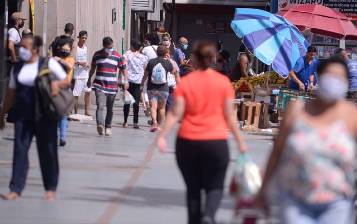 Para cientistas, volta ao trabalho presencial é ‘naturalização da desgraça’
