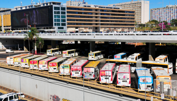 Bolsonaro veta ajuda de R$ 4 bi a setor de transporte público