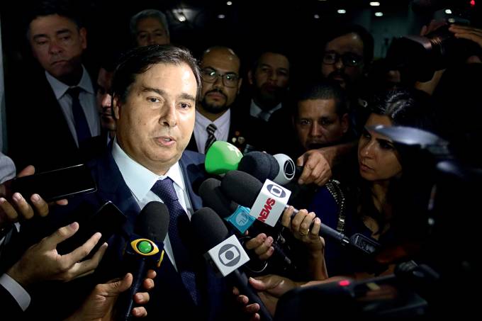 Maia desiste de articular reforma e diz que não será ‘mulher de malandro’
