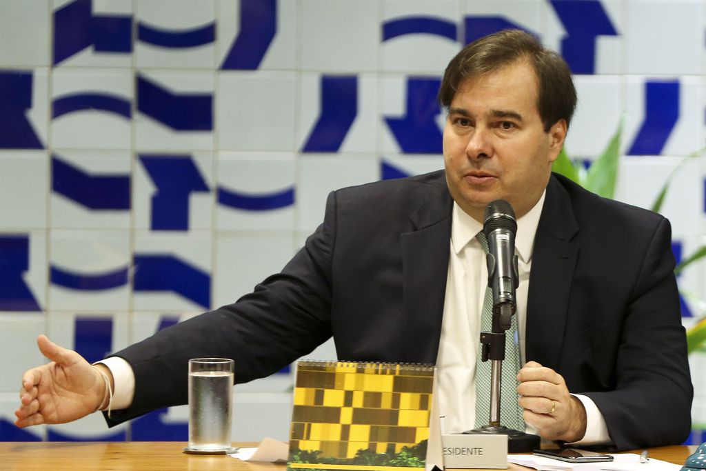 Maia sinaliza que governo deve ceder em aposentadoria rural e auxílio a idosos
