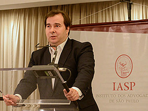 Estado não pode existir só para defender interesse de si próprio, diz Rodrigo Maia