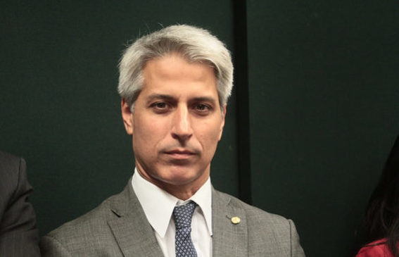 Bolsonaro transfere sua incompetência para o Congresso, diz Molon. “Oposição tem, não tem governo”