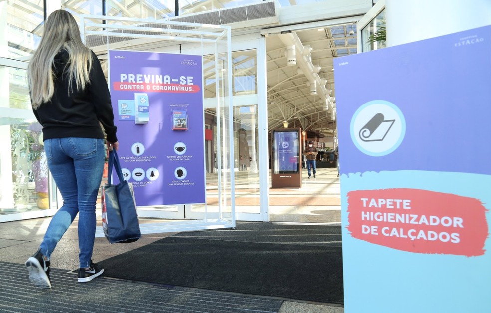 Shoppings reabrem em Curitiba com regras de funcionamento, e clientes fazem filas para entrada