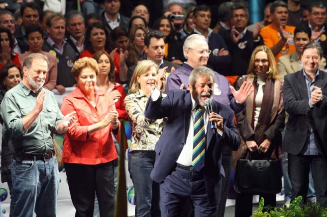 Lula é aclamado por mais de 20 mil pessoas em comício no Sitio Cercado