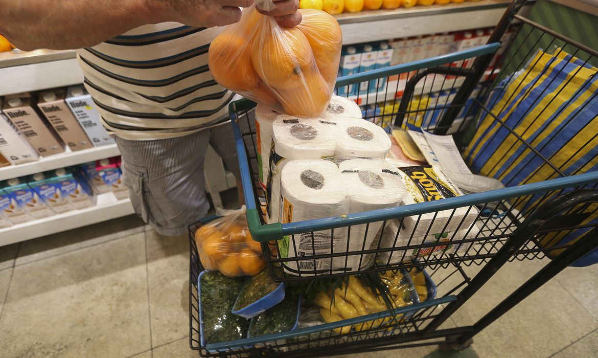 Alimentos e bebidas aliviam inflação para os mais pobres, aponta Ipea