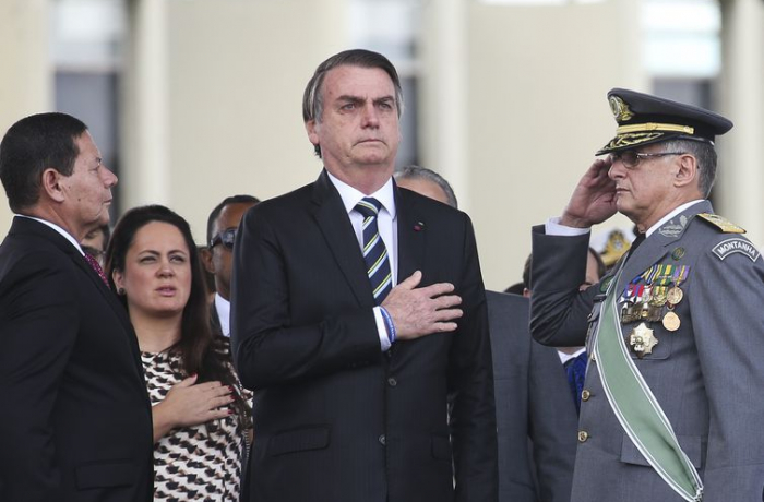 40% dos brasileiros acham que país corre risco de nova ditadura militar