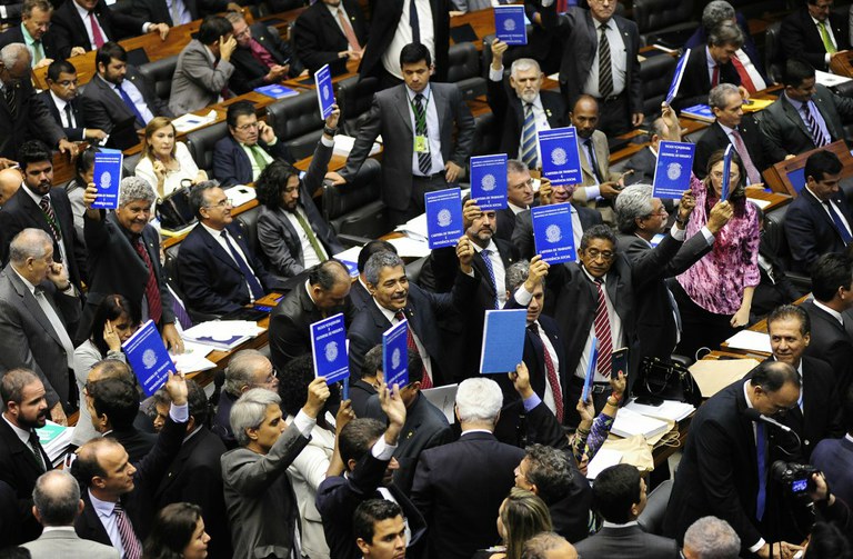 Para agradar patronal, deputados aprovam terceirização sem limites. Luta dos trabalhadores agora é no Senado